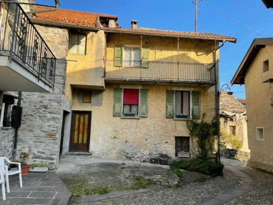GORDOLA (NUCLEO) - VENDESI CASA TICINESE DA RISTRUTTURARE