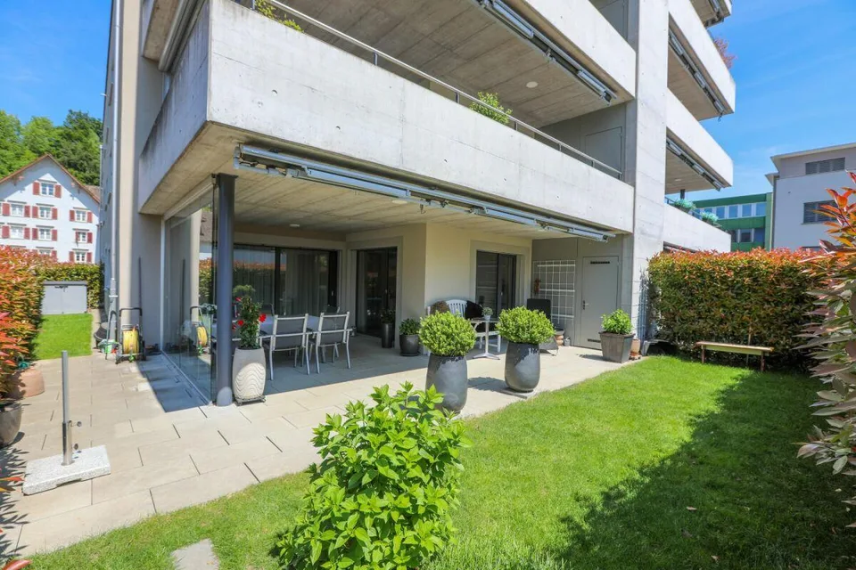 Hochwertige Parterrewohnung mit grossem Gartenanteil