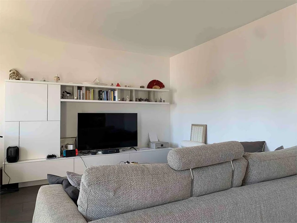 Elegante 3.5 Locali con Bella Vista e Massima Tranquillità