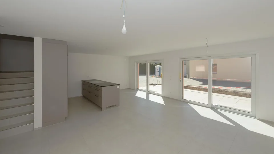 Nouveau bâtiment, quasi autonome en énergie - Maison familiale individuelle de 5½ pièces avec grand jardin