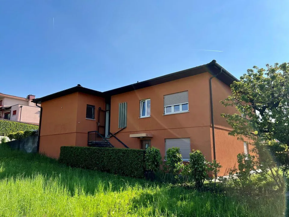 Casa uni/bifamiliare con giardino e garage