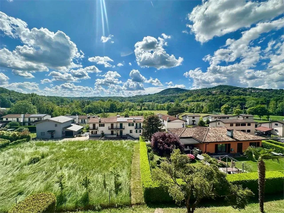 House in the green in Seseglio with splendid open view