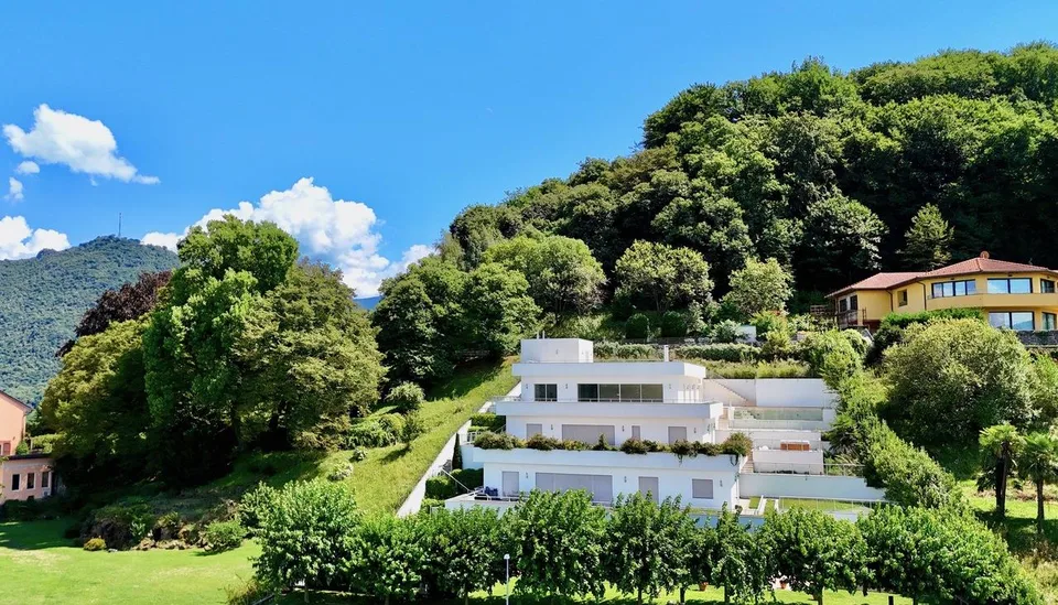 Attico di Lusso con Parziale Vista Lago, Piscina Privata e SPA