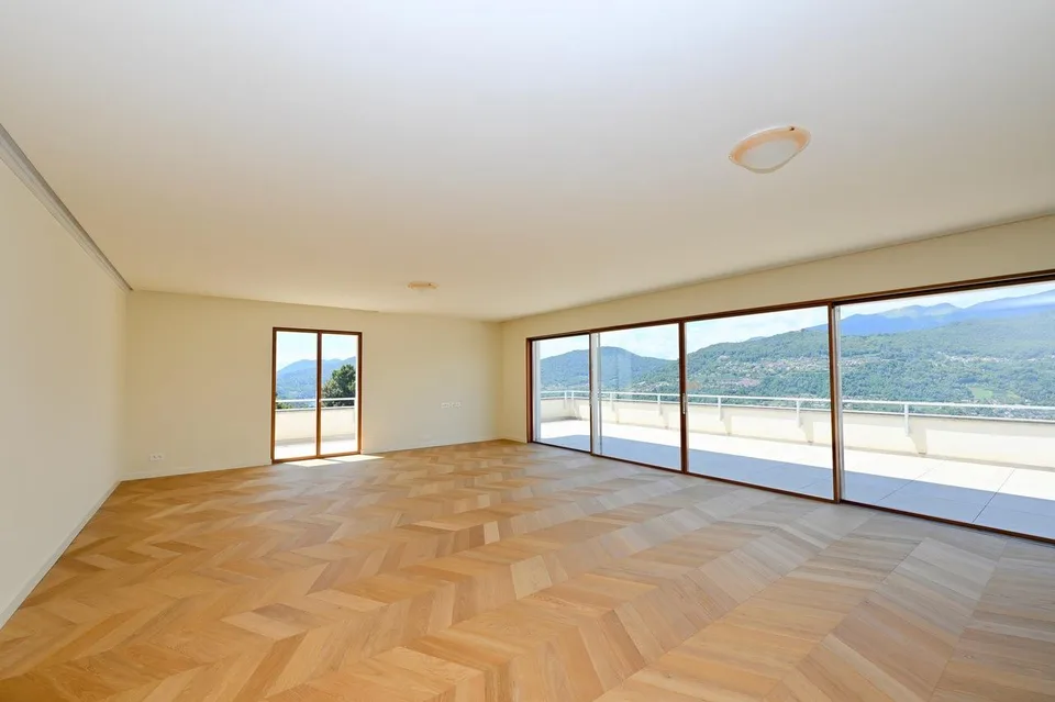 Attico di Lusso con Parziale Vista Lago, Piscina Privata e SPA
