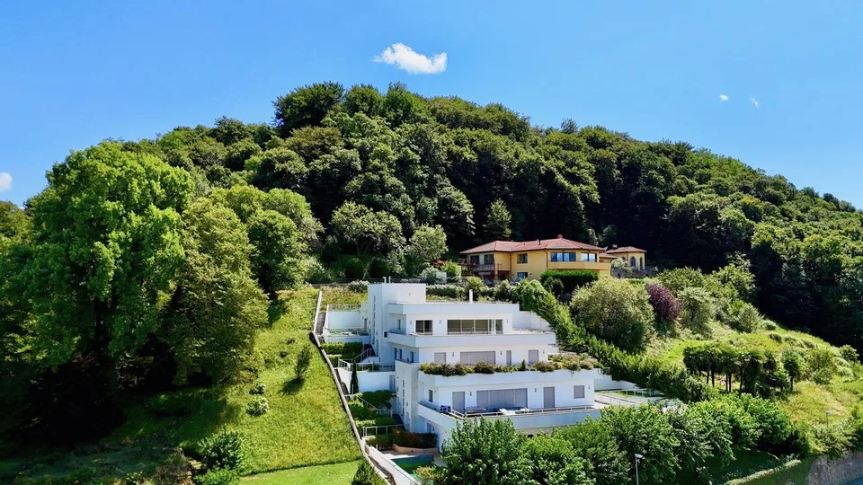 Attico di Lusso con Parziale Vista Lago, Piscina Privata e SPA