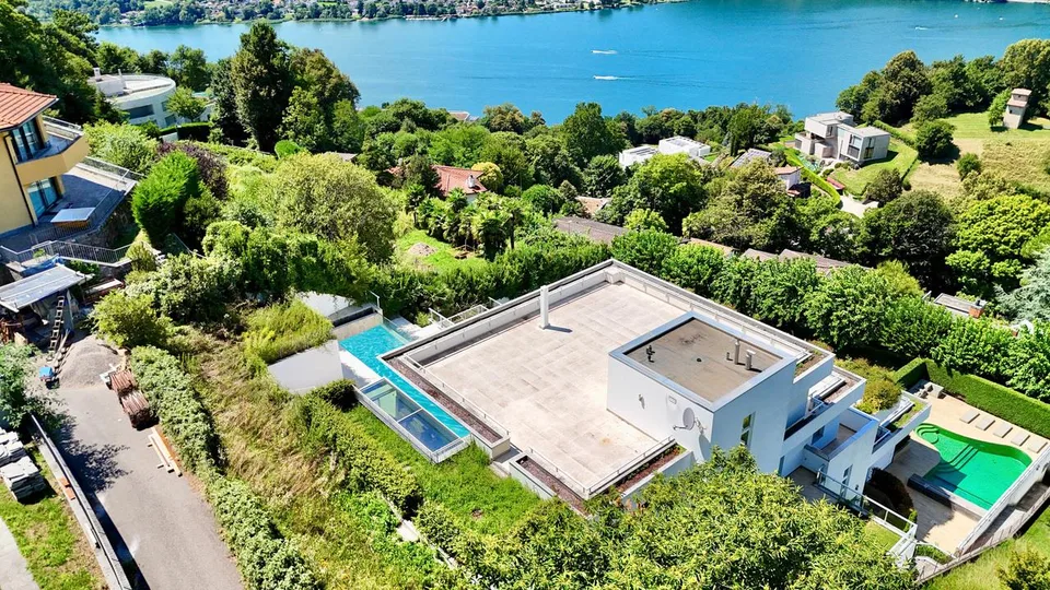 Attico di Lusso con Parziale Vista Lago, Piscina Privata e SPA