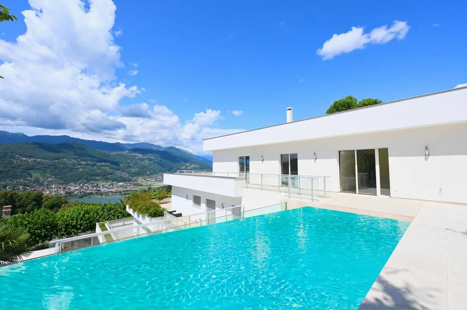 Attico di Lusso con Parziale Vista Lago, Piscina Privata e SPA