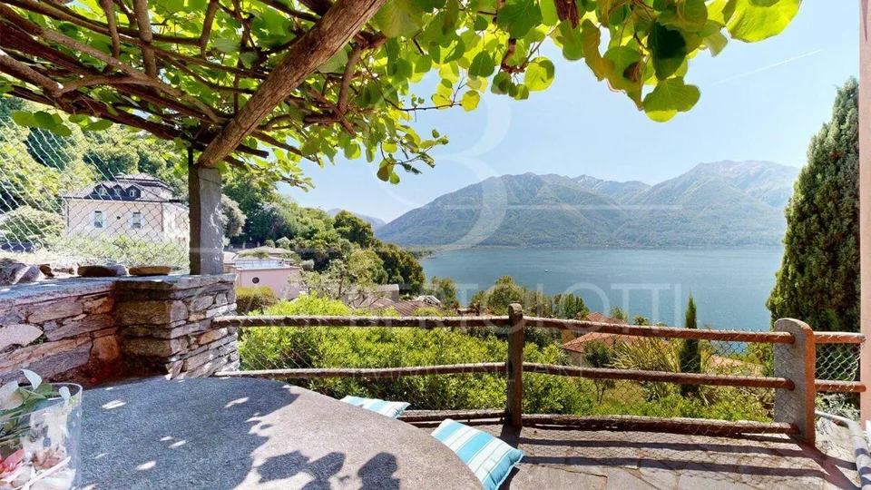 Villa mit Innenpool, Wohnsuite & Privatsphäre über dem Lago Maggiore