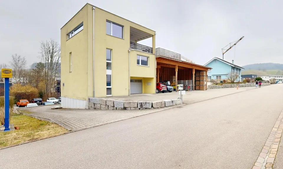 Single-family house with workshop, PV system and great commercial potential