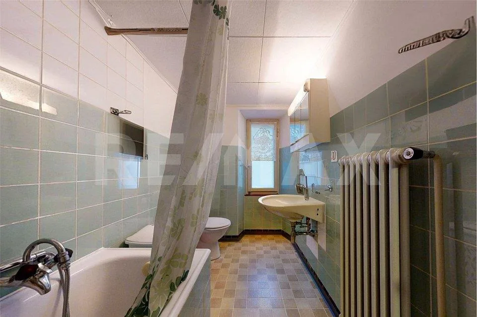 Casa con 3 appartamenti e negozio – foto 7 di 13