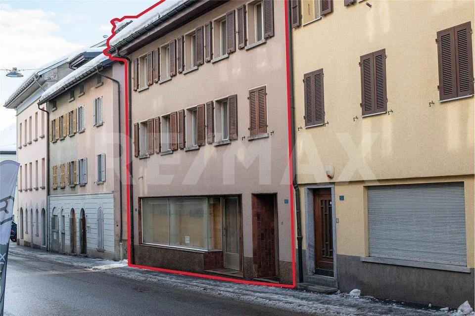 Casa con 3 appartamenti e negozio
