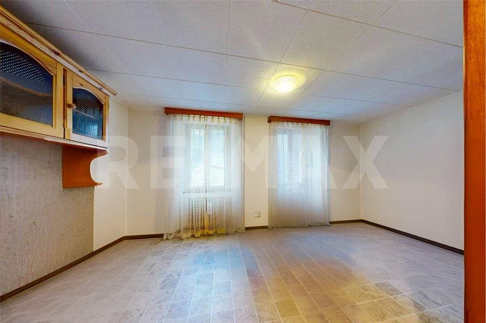 Casa con 3 appartamenti e negozio – foto 12 di 13