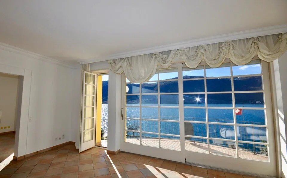 Luminoso Appartamento 4.5 Locali Fronte Lago di Lugano