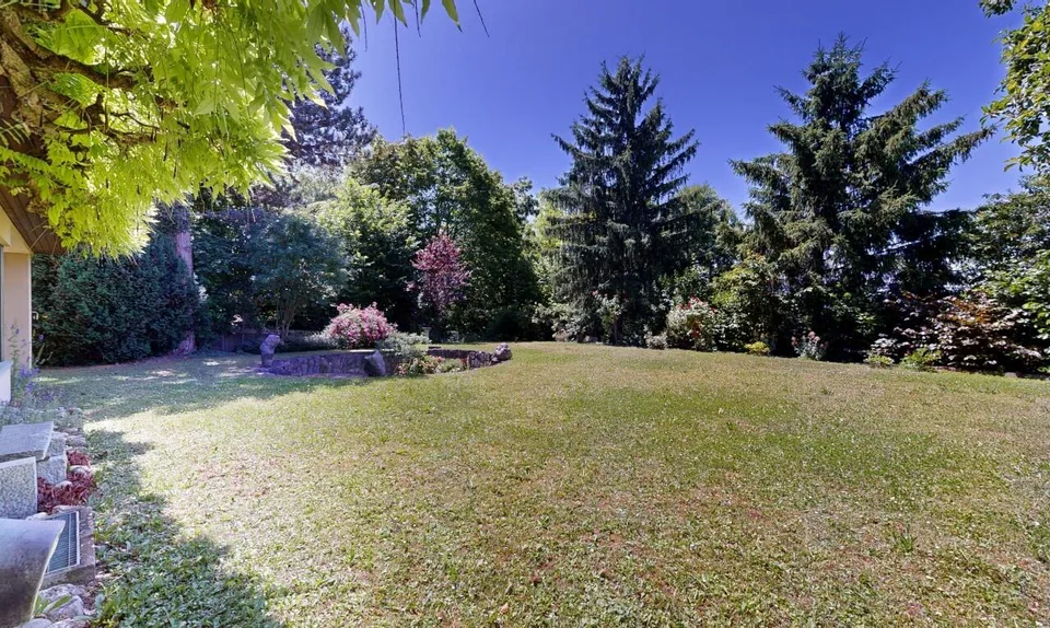 Ampia casa unifamiliare di 7,5 stanze con giardino idilliaco a Dornach
