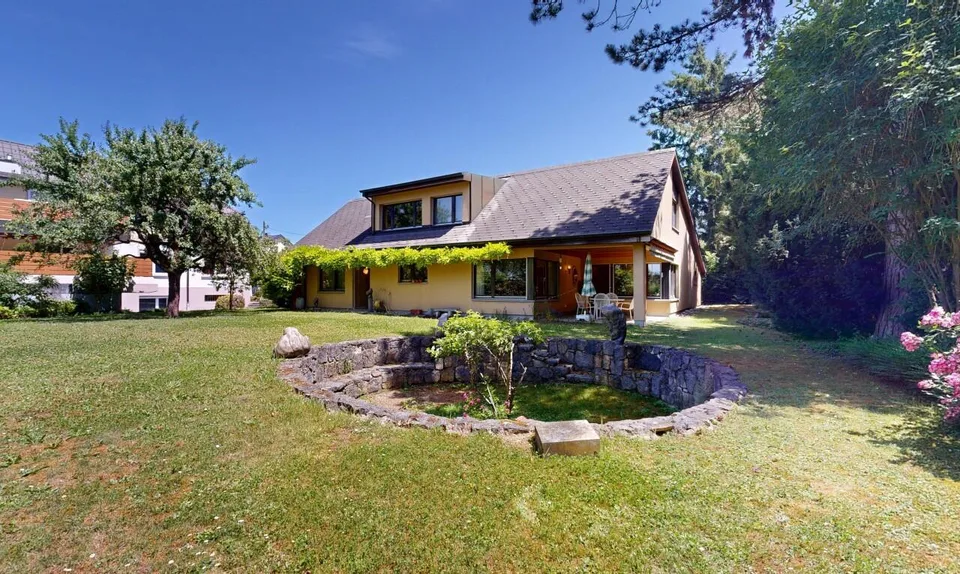 Grosszügiges 7.5-Zimmer-Einfamilienhaus mit Gartenidylle in Dornach