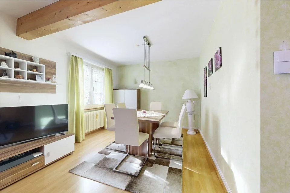 maison unifamiliale bien entretenue dans un emplacement familial