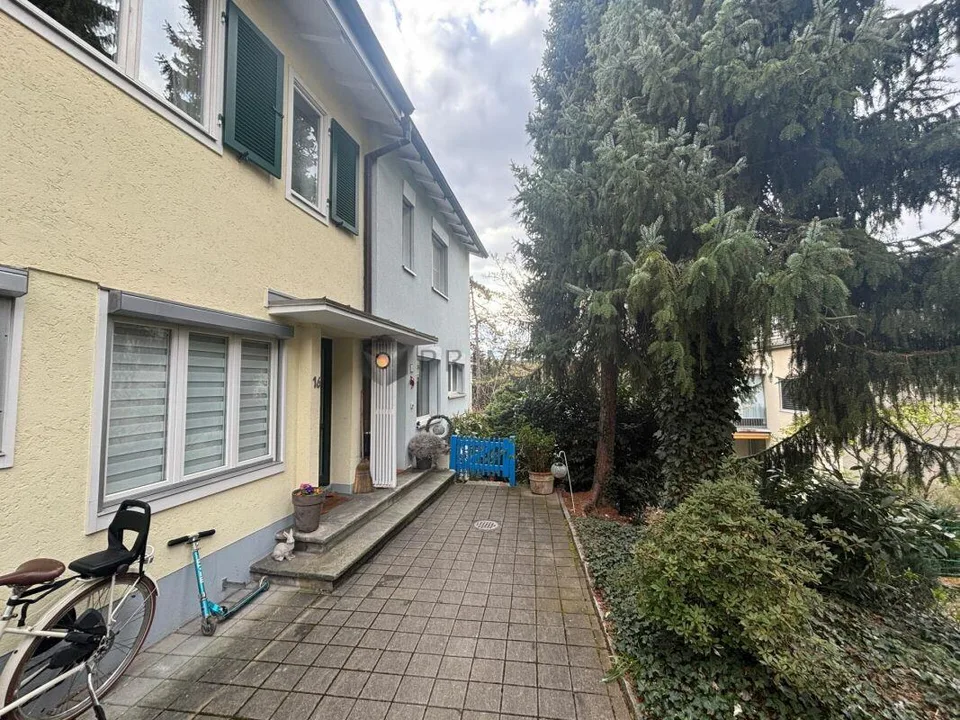 Casa a schiera affascinante in posizione centrale cerca un nuovo proprietario!