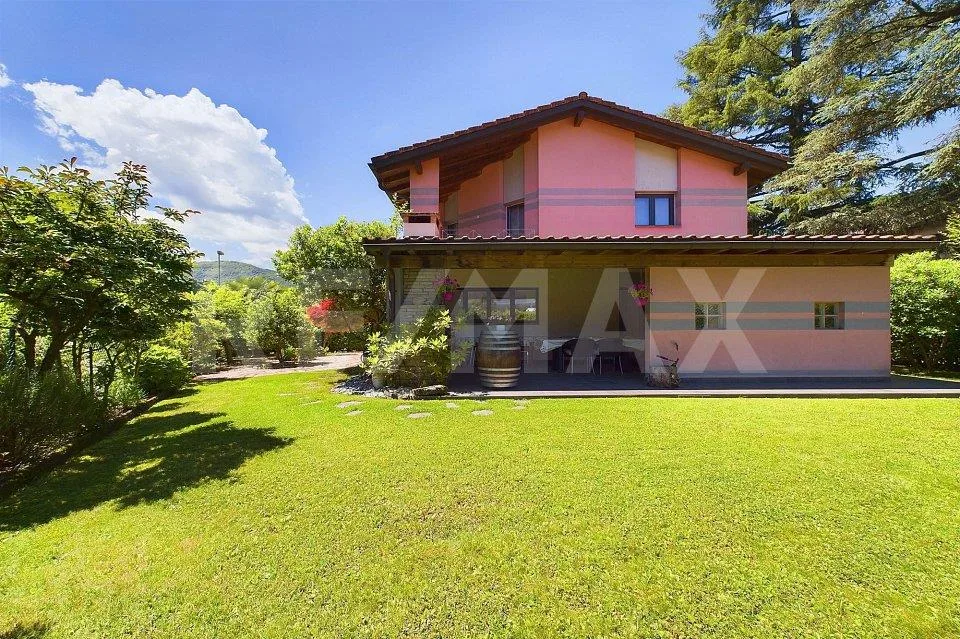 Incantevole proprietà con giardino in posizione da sogno