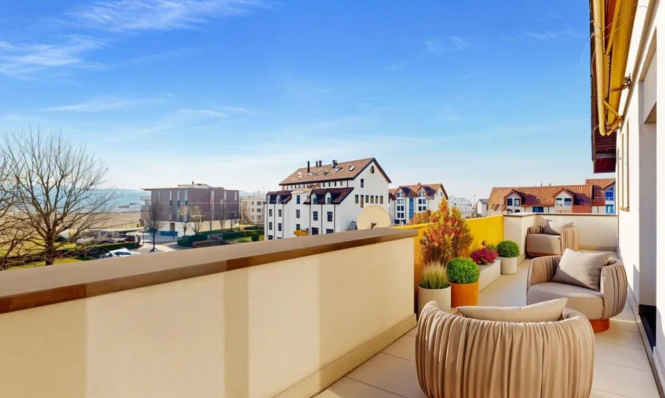 Spacious and bright attic duplex with open views