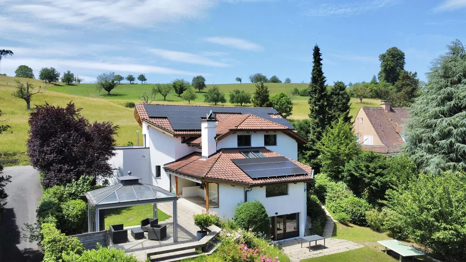 Repräsentative 9. Zi. Landhausvilla mit modernem Indoorpool