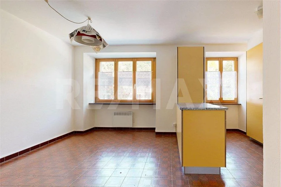 Ampia casa con balconi panoramici e posto auto coperto