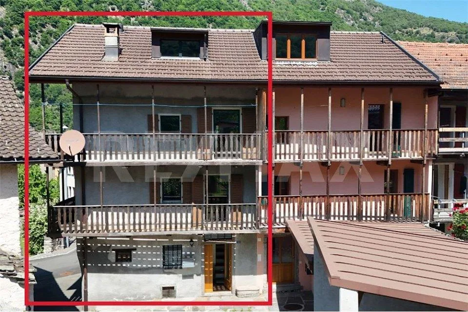 Ampia casa con balconi panoramici e posto auto coperto