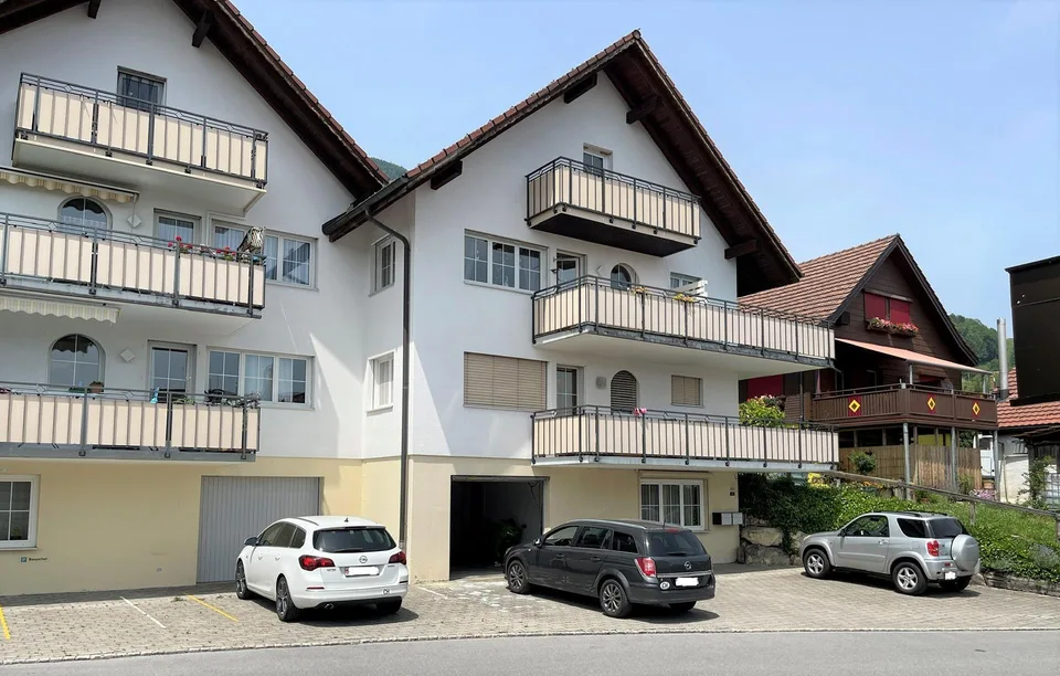 Charmante 2.5-Zimmer-Attikawohnung mit Balkon zu vermieten