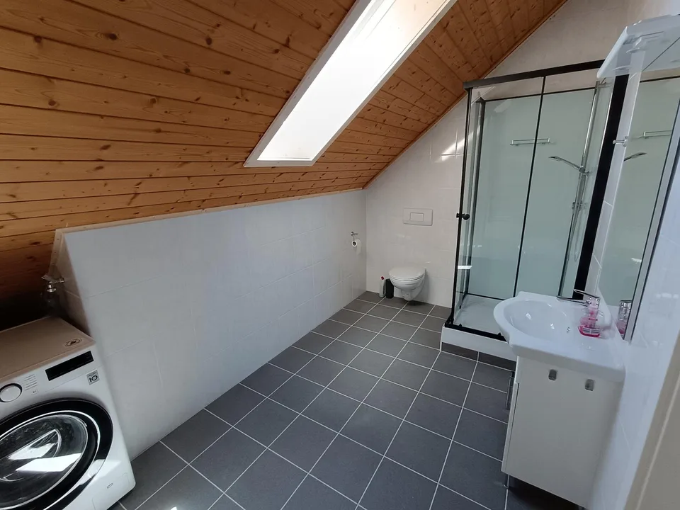 Charmante 2.5-Zimmer-Attikawohnung mit Balkon zu vermieten – foto 6 di 8