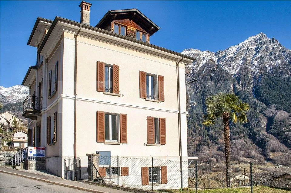 Casa con tre appartamenti