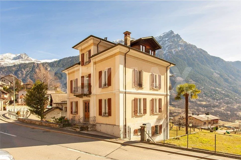Casa con tre appartamenti
