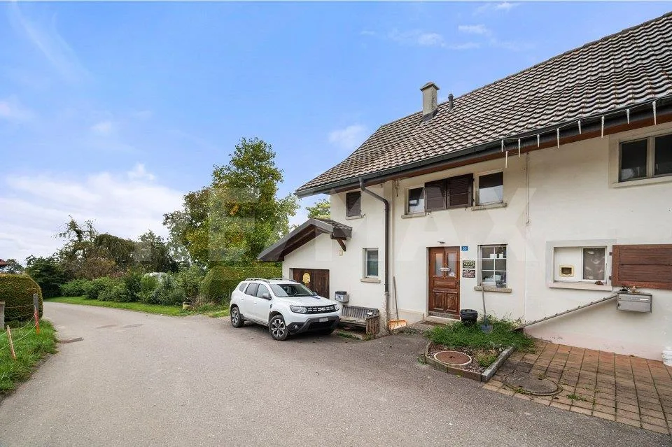 Découvrez cette charmante maison mitoyenne avec vue imprenable sur ...