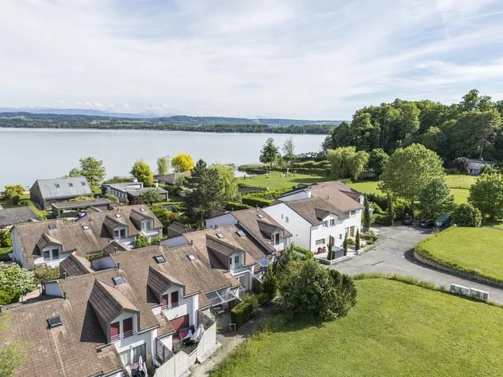 REIHENMITTELHAUS AM MURTENSEE MIT PRIVATEM SEEANSTOSS