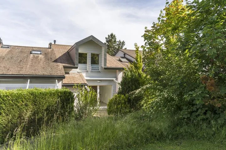 CASA DI MEDIA GRANDEZZA SUL LAGO DI MURTEN CON ACCESSO PRIVATO AL LAGO