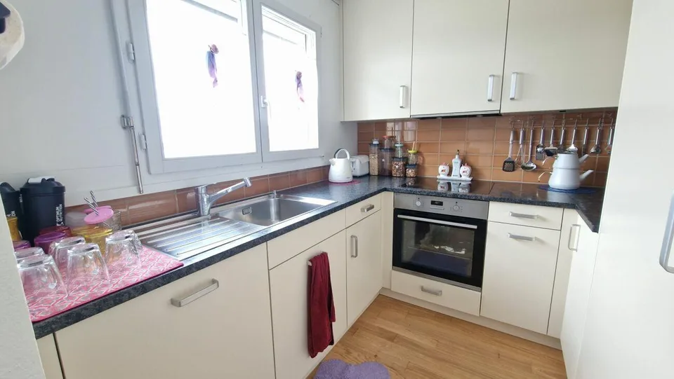 Vermietete, zentral gelegene 4.5-Zimmer-Wohnung im Baurecht mit attraktiver Nettorendite von 5% – Foto 6 von 11