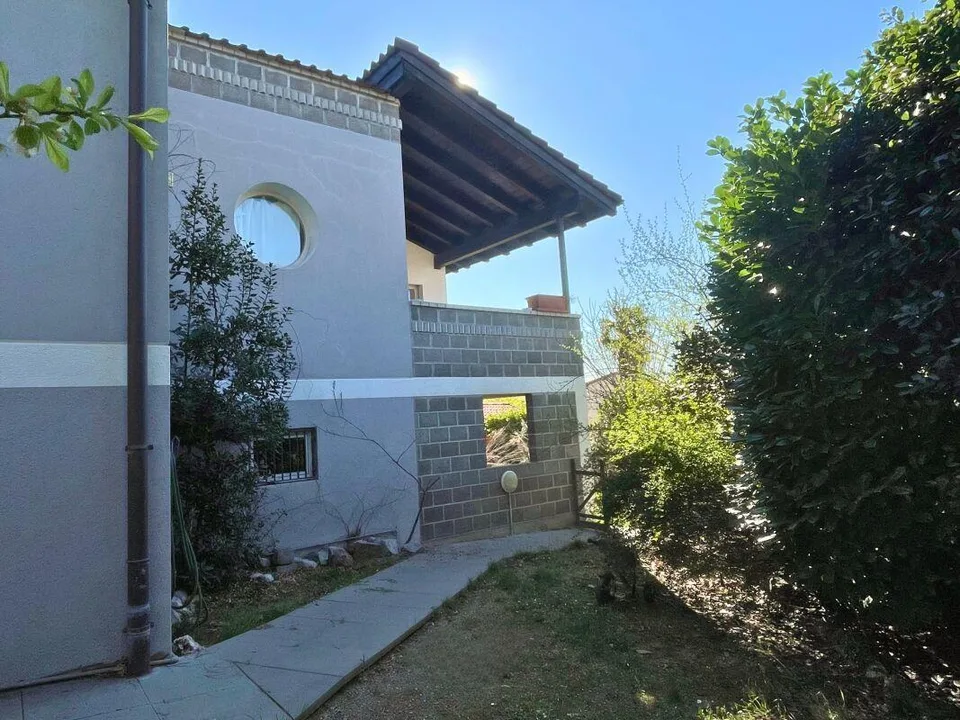 Interessante casa unifamiliare con appartamento indipendente e giardino – foto 8 di 11