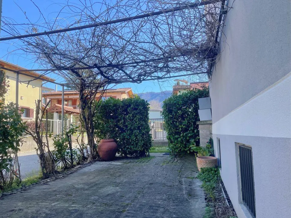 Interessante casa unifamiliare con appartamento indipendente e giardino – foto 11 di 11