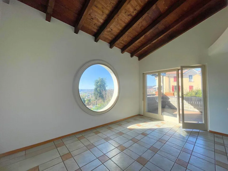 Interessante casa unifamiliare con appartamento indipendente e giar...