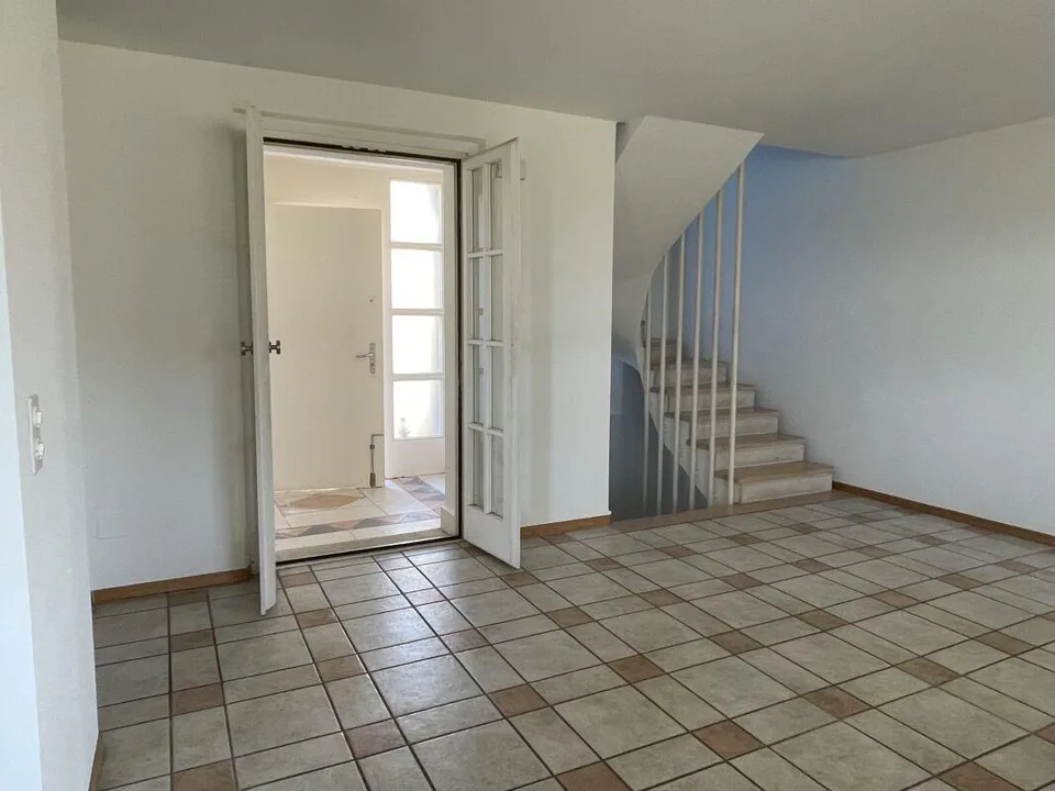 Interessante casa unifamiliare con appartamento indipendente e giardino – foto 6 di 11