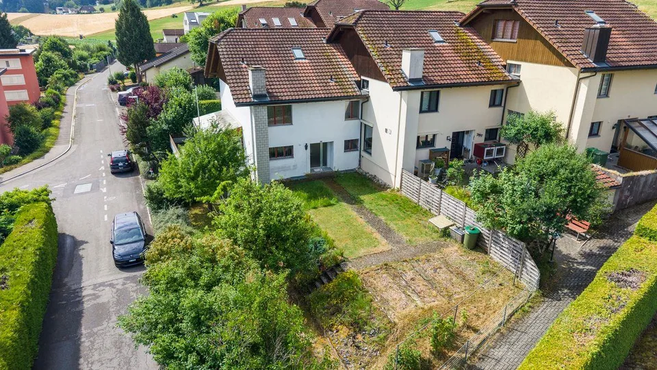Familienfreundliches Reiheneckhaus mit zwei Gartenbereichen und sch...