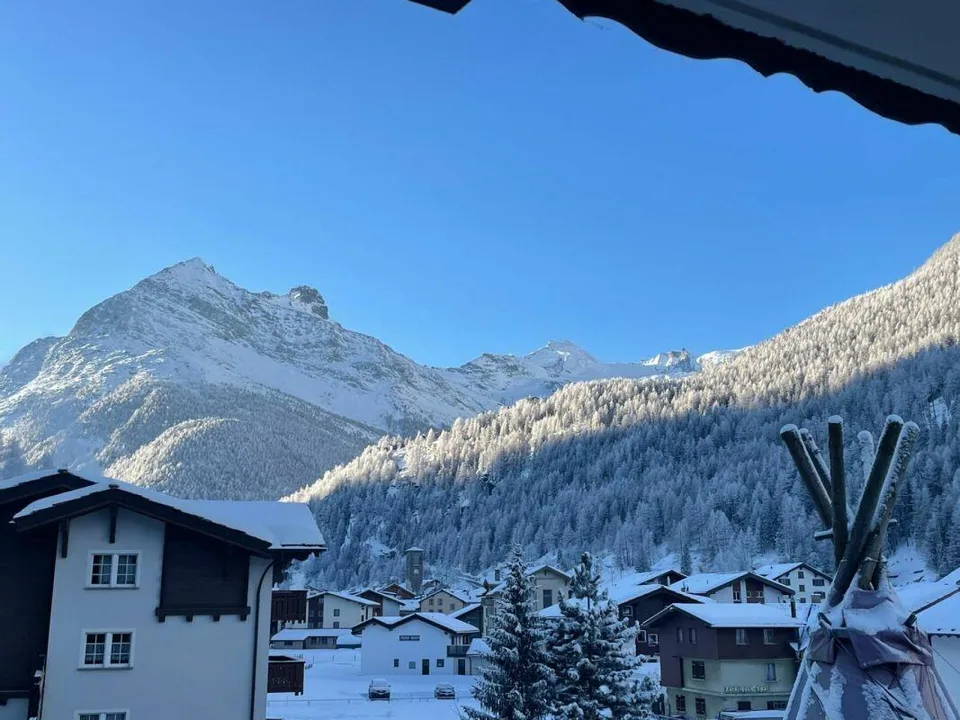 Printemps Saas-Grund nouvel appartement en attique. Bien-être dans la maison.