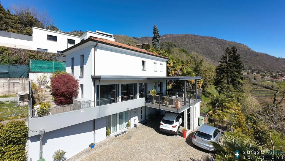 Casa unifamiliare immersa nel verde con vista panoramica e ampia te...