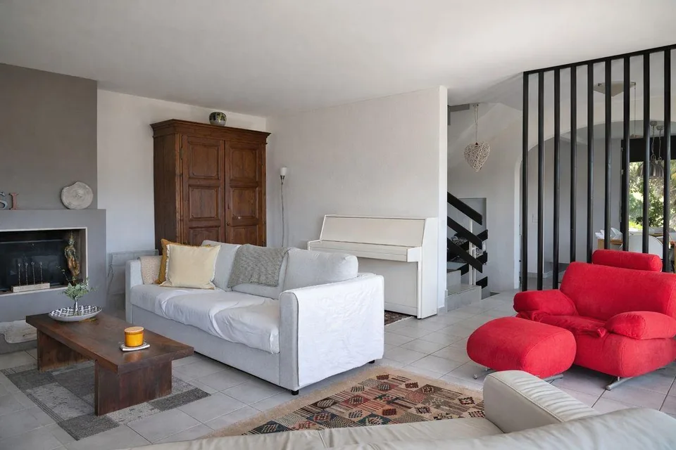 Maison unifamiliale immergée dans la verdure avec vue panoramique et grande terrasse à Vacallo