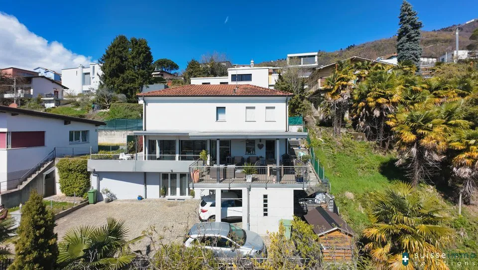 Maison unifamiliale immergée dans la verdure avec vue panoramique et grande terrasse à Vacallo