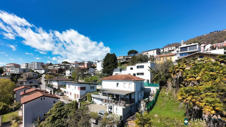 Maison unifamiliale immergée dans la verdure avec vue panoramique et grande terrasse à Vacallo