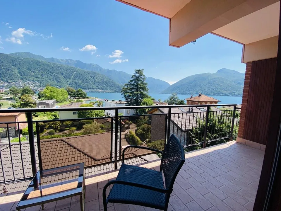 SPLENDIDO ATTICO - 5 LOCALI CON TERRAZZA PANORAMICA  SUL LAGO