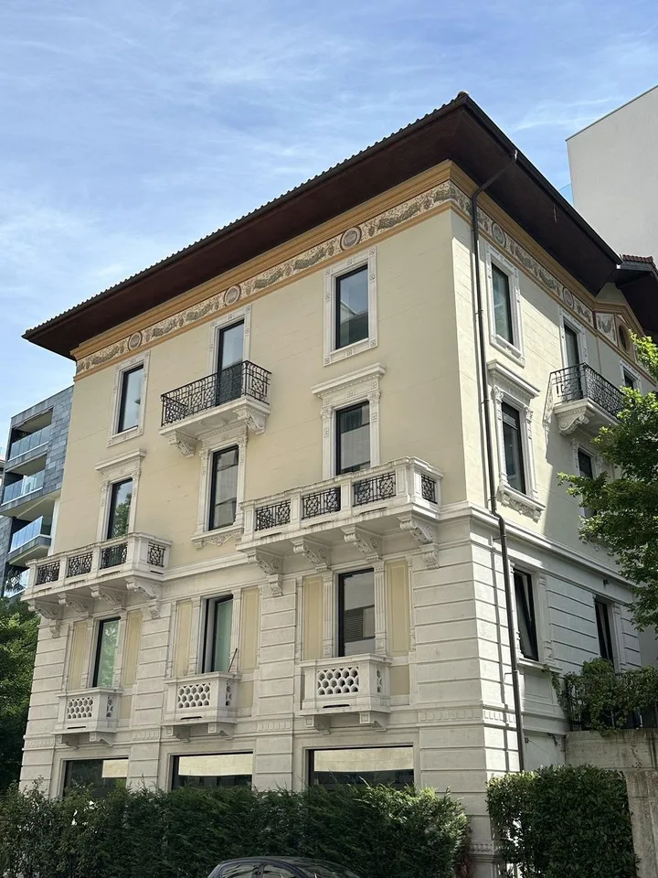 CASTAGNOLA Attico duplex 5.5 locali  in villa d'epoca del '800