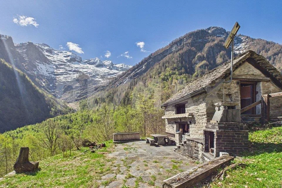 Piccolo rustico immerso nella natura a Campo Vallemaggia