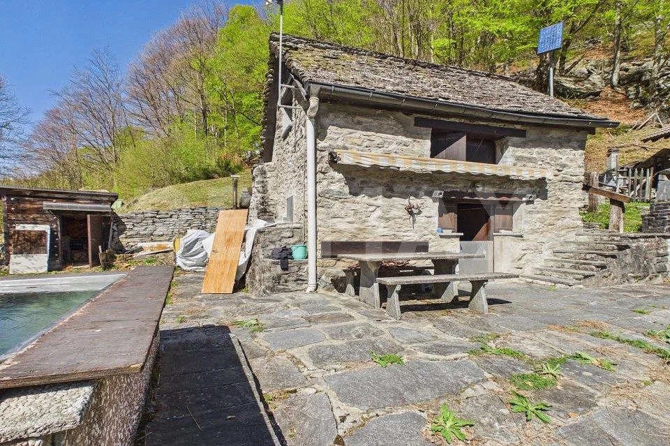 Piccolo rustico immerso nella natura a Campo Vallemaggia