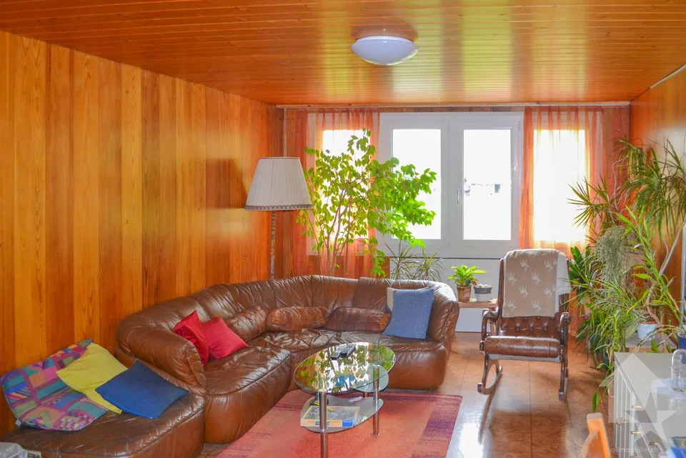 Appartamento di 4,5 locali di 80 m2 al 2° piano di un piccolo edificio.