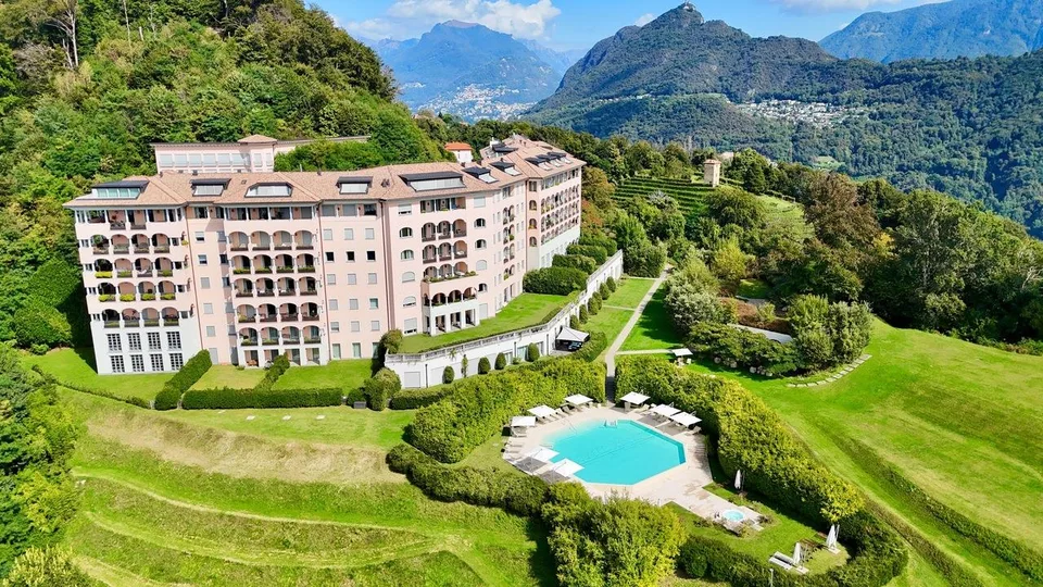 Spazioso Appartamento di Lusso con Giardino nel Resort Collina d'Oro